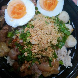 บะหมีต้มยำไข่ลดพิเศษใส่หมูสับลูกชิ้นหมู