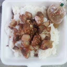 ข้าวหมูกรอบทอดกระเทียม