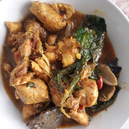 แกงพริกไก่กับใบกะเพรา