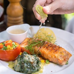 เสต็กปลาแซลมอน ผักโขมอบชีส