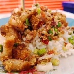 ข้าวหมูกรอบคั่วพริกเกลือ