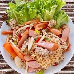 ยำมาม่าหมูสับไส้กรอก