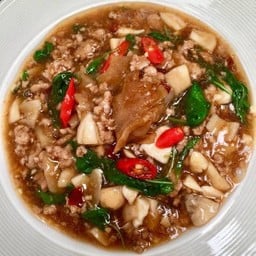 ราดหน้ากระเพราหมูสับ