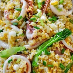 ข้าวผัดปลาหมึก