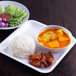 ข้าวสวย+แกงส้มปลากะพง+หมูทอด+น้ำพริกผักสด+โค้ก