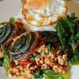 ข้าวกระเพราไข่เยี่ยวม้า