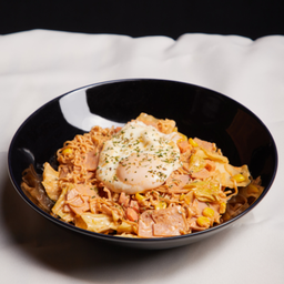 มาม่าผัดต้มยำน้ำข้นไข่เยิ้ม