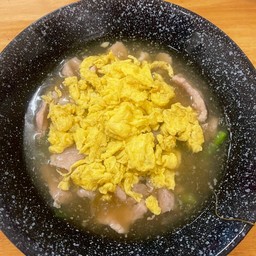 เส้นใหญ่ใส่ไข่+หมูหมัก