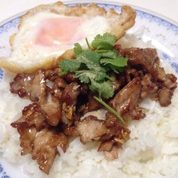 ข้าวหมูกระเทียม