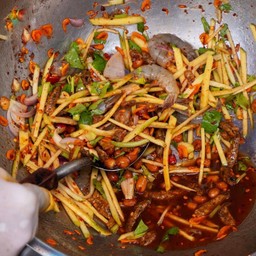 ยำมะม่วงกุ้งสด
