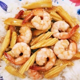 ข้าวราดผัดข้าวโพดอ่อนใส่กุ้ง