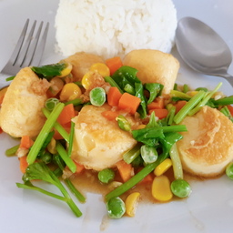 มังสวิรัติ_ข้าวราด เต้าหู้ไข่ผัดคึ่นช่าย ผัก3สี