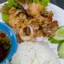 ข้าวทอดกระเทียมทะเล