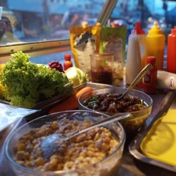 นัสเราะ ก๋วยเตี๋ยวไก่ซอสแดง ฮาลาล 30เมตร ท่าสะอ้าน