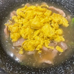 เส้นหมี่ใส่ไข่+หมูหมัก