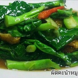 ผัดผักคะน้าหมูกรอบ