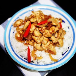 ผัดพริกเผาไก่ราดข้าว