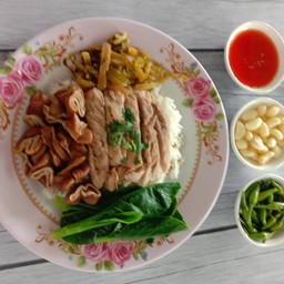 ข้าวขาหมูเนื้อล้วนไส้