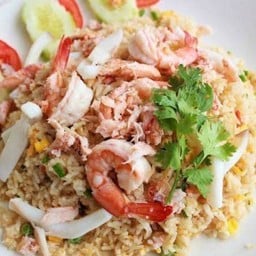 ข้าวผัดทะเลกลาง