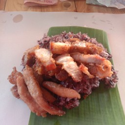 ข้าวเหนียวดำหน้าหมูทอดและหมูกรอบ