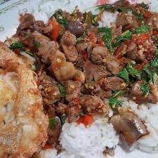 ผัดกระเพราเครื่องในไก่ ราดข้าว