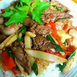 กระเพราเครื่องในไก่หน่อไม้ราดข้าว