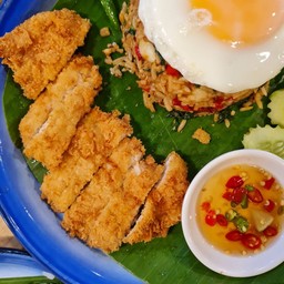 กะเพราไก่ชุบเกล็ดขนมปังทอด