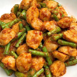 ข้าวลูกชิ้นผัดพริกแกง