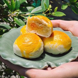 ตึงเปี๊ยะไส้ถั่วทองไข่เค็ม (กล่อง 4 ชิ้น)