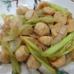 ข้าวลูกชิ้นผัดพริกอ่อน