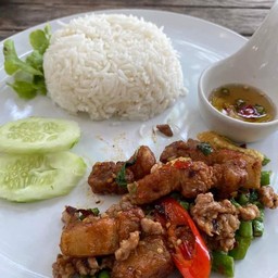 ข้าวผัดกระเพราหมูกรอบ