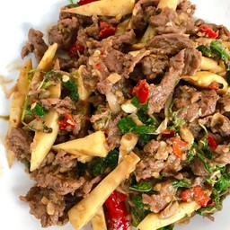 กระเพราเนื้อหน่อไม้ราดข้าว