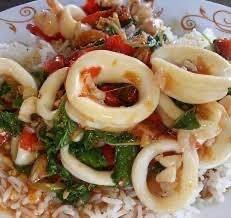 ผัดกระเพราปลาหมึก ราดข้าว