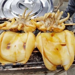 ปลาหมึกย่างพร้อมน้ำจ้มรสแซป