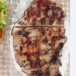 ข้าวหน้าสเต็ก ไก่ (อกไก่ไม่มีหนัง)