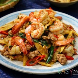 กระเพรากุ้งหน่อไม้ราดข้าว