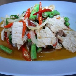 ผัดกะเพราหมู หรือ ไก่