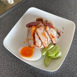 ข้าวหมูแดง - หมูกรอบ ก๋วยเตี๋ยวน้ำตก - น้ำใส