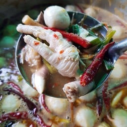 ขนมจีน+น้ำยาป่า ใส่ลูกชิ้นปลา(2ลูก) และขาไก่