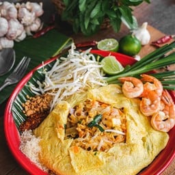 ผัดไทยห่อไข่กุ้งสด