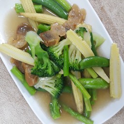 ข้าวโพดถั่วลันเตาบร็อคคอลีผัดหมูกรอบ