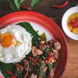 กะเพราเครื่องในไก่ ไข่ดาว