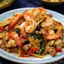 กระเพรากุ้งหมูสับหน่อไม้ราดข้าว