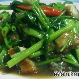 ผัดผักบุ้งหมูกรอบ