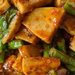 ข้าวหมูยอผัดพริกแกง