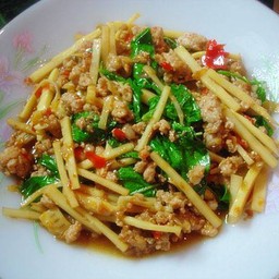 กระเพราหมูสับหน่อไม้ราดข้าว