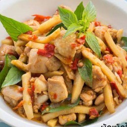 กระเพราไก่หน่อไม้ราดข้าว