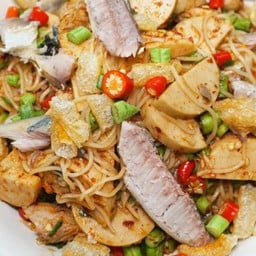 ยำขนมจีนปลาทู+หมูยอ