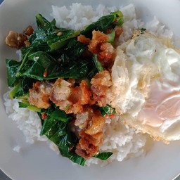 ผัดคะน้าหมูกรอบไข่ดาว