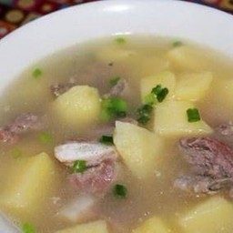 แกงจืดมันฝรั่งซี่โครงหมู 土豆排骨汤